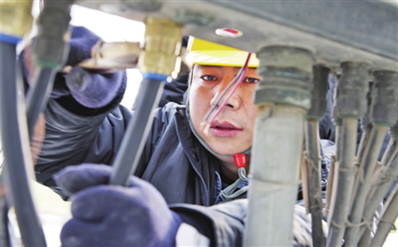 仪表工在检查仪表伴热 仪表工在检查仪表伴热