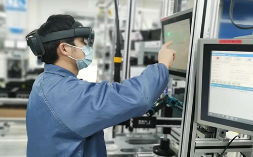 苏州生产厂技术人员佩戴HoloLens 2 调试 苏州生产厂技术人员佩戴HoloLens 2 调试