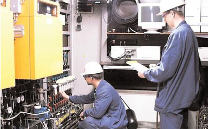 仪表工在现场进行仪表维修-//m.fkswng.com/tech/1194.html