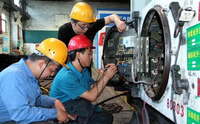 仪表大拿在带电修理仪表-//m.fkswng.com/tech/1230.html