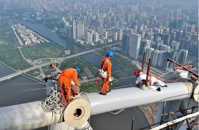 仪表工在高处边缘安装仪表 仪表工在高处边缘安装仪表