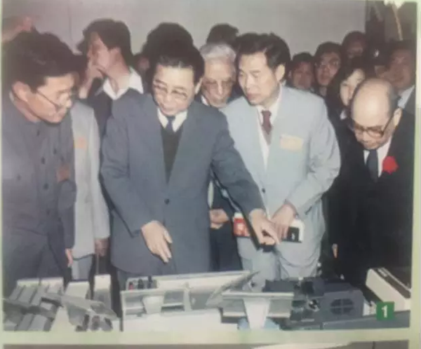 李鹏委员长参观西安仪表厂产品 李鹏委员长参观西安仪表厂产品
