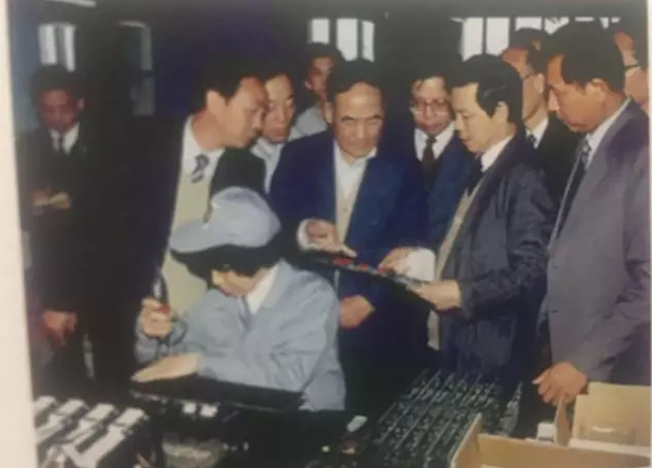 原机械工业部部长何光远参观西仪集团产品 原机械工业部部长何光远参观西仪集团产品