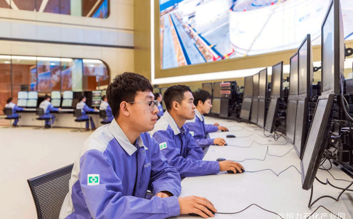 恒力2000万吨/年炼化一体化项目中控室工作人员 恒力2000万吨/年炼化一体化项目中控室工作人员